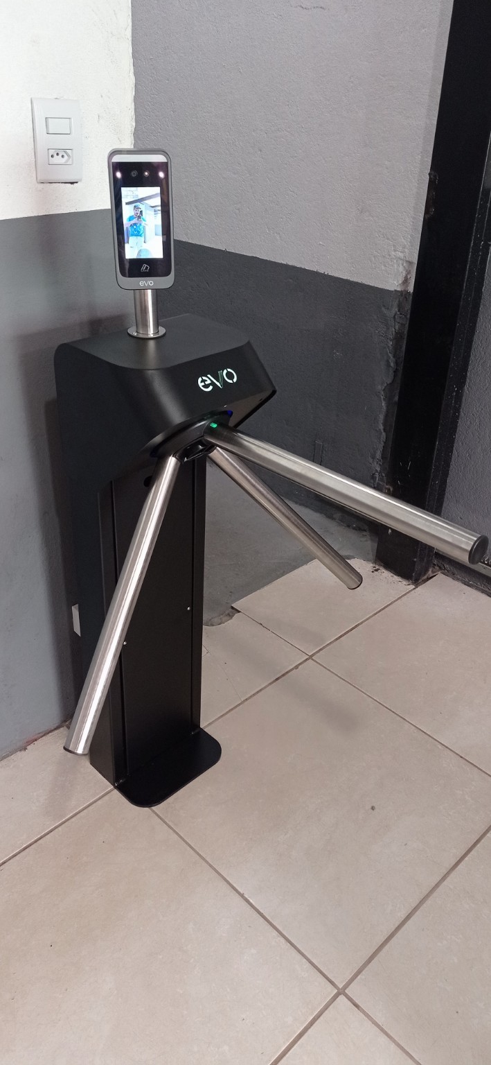 Catraca com leitor facial instalada em ambiente real