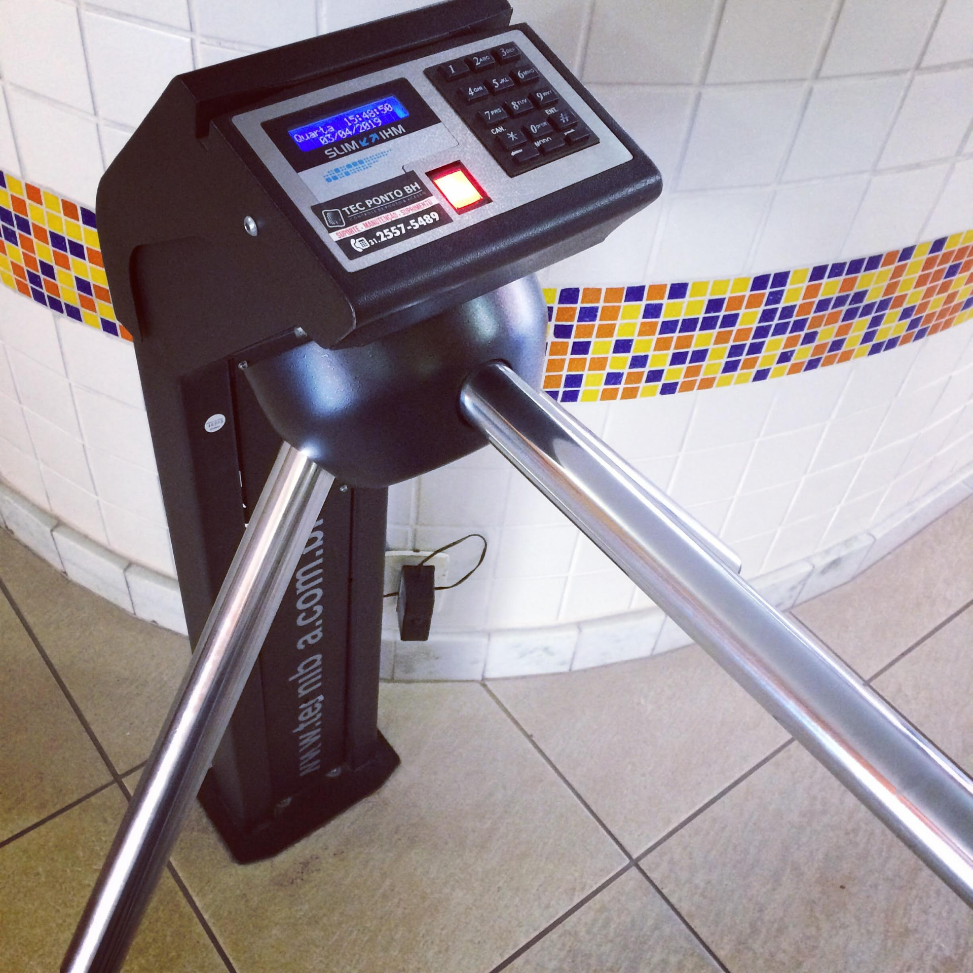 Catraca Tecnibra de controle de acesso instalada