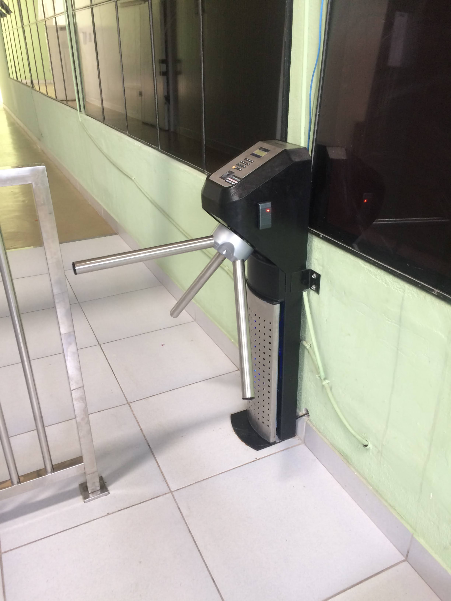 Catraca Henry de controle de acesso instalada