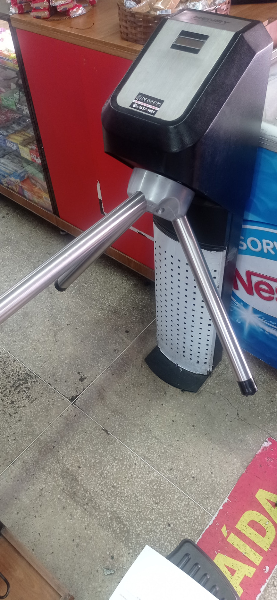 Catraca de controle de acesso instalada em estabelecimento comercial