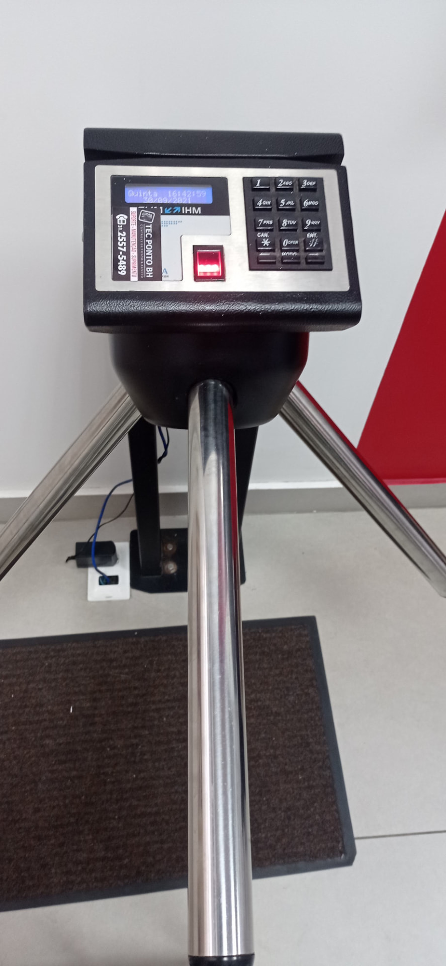 Catraca de controle de acesso instalada em academia