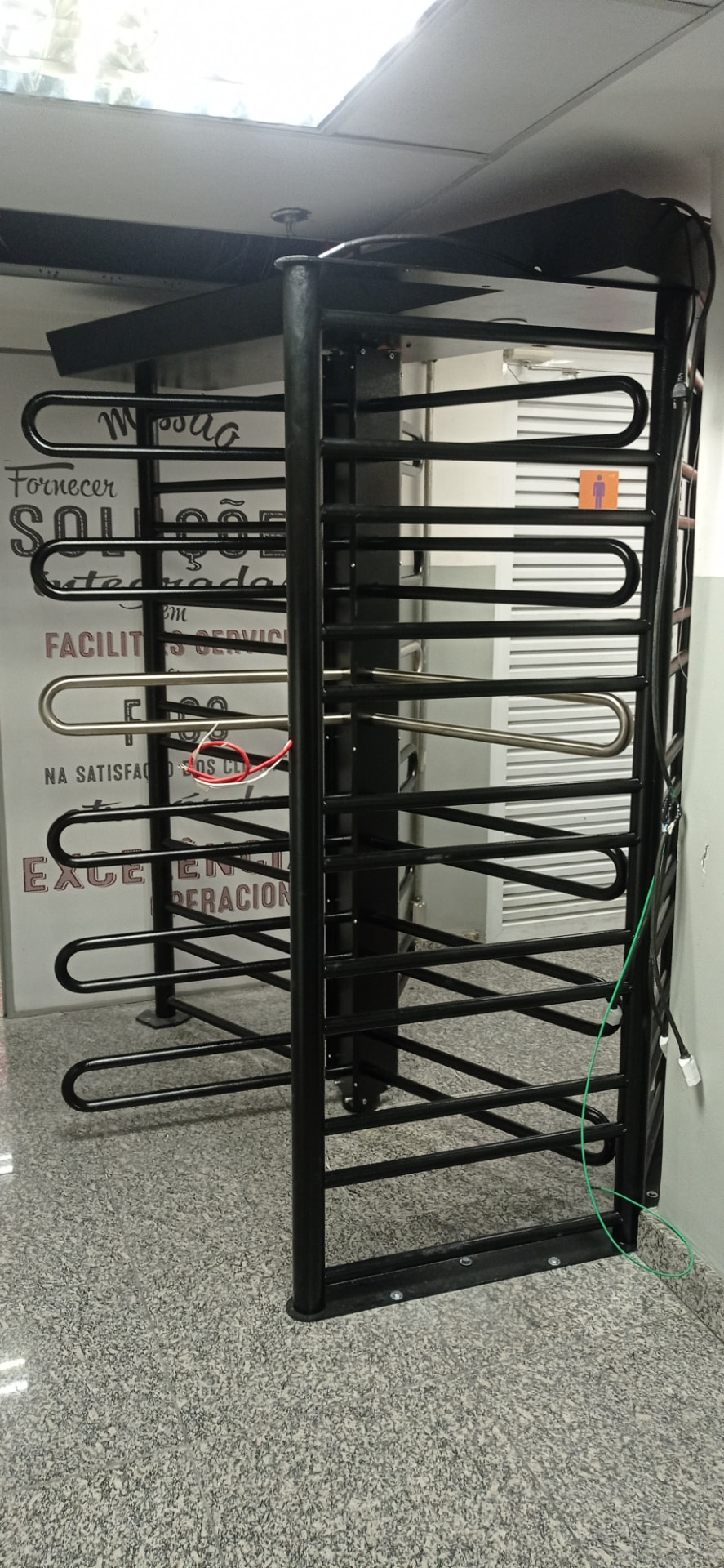 Torniquete de controle de acesso instalado