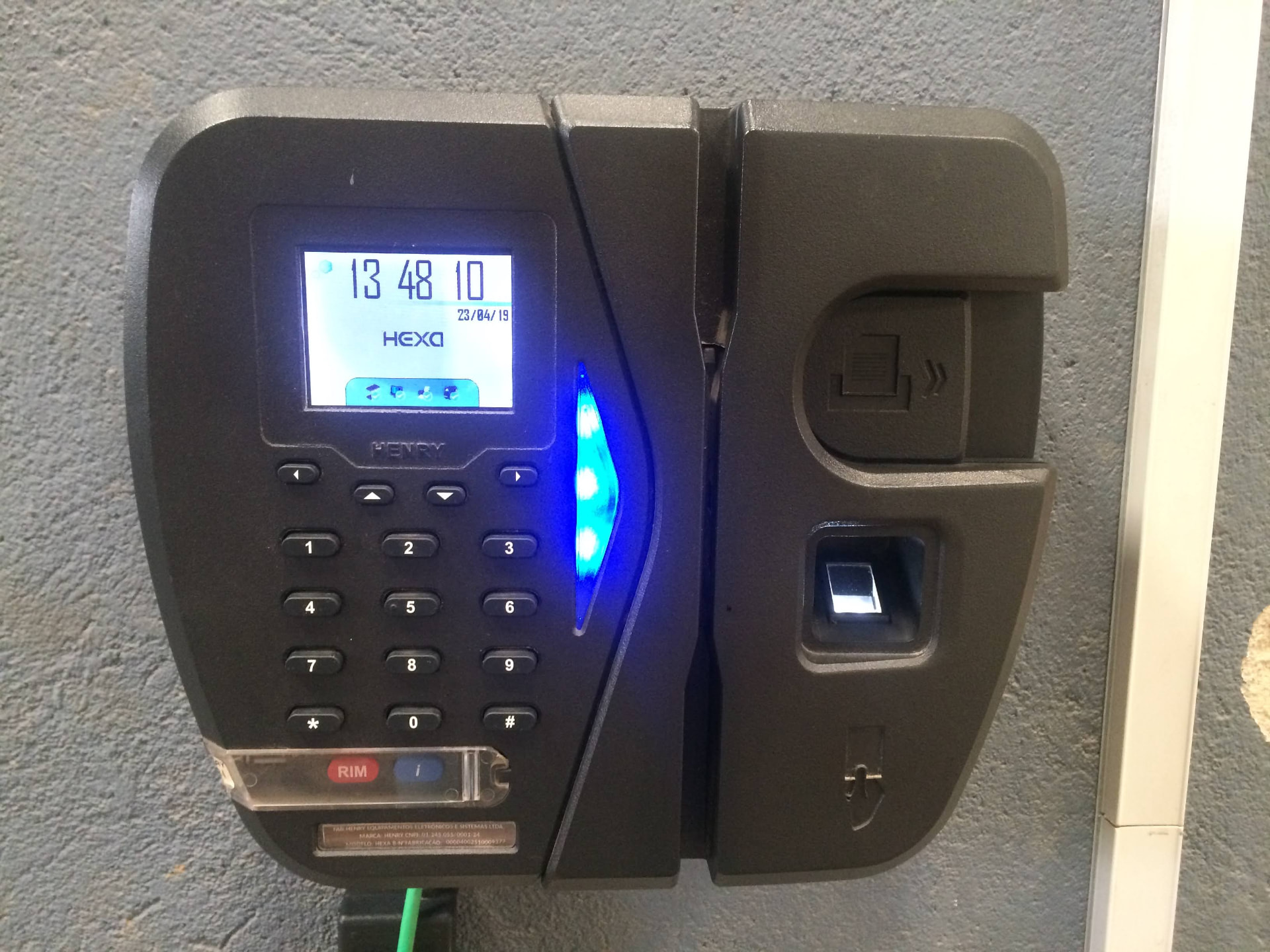 Relógio de ponto Hexa instalado em parede