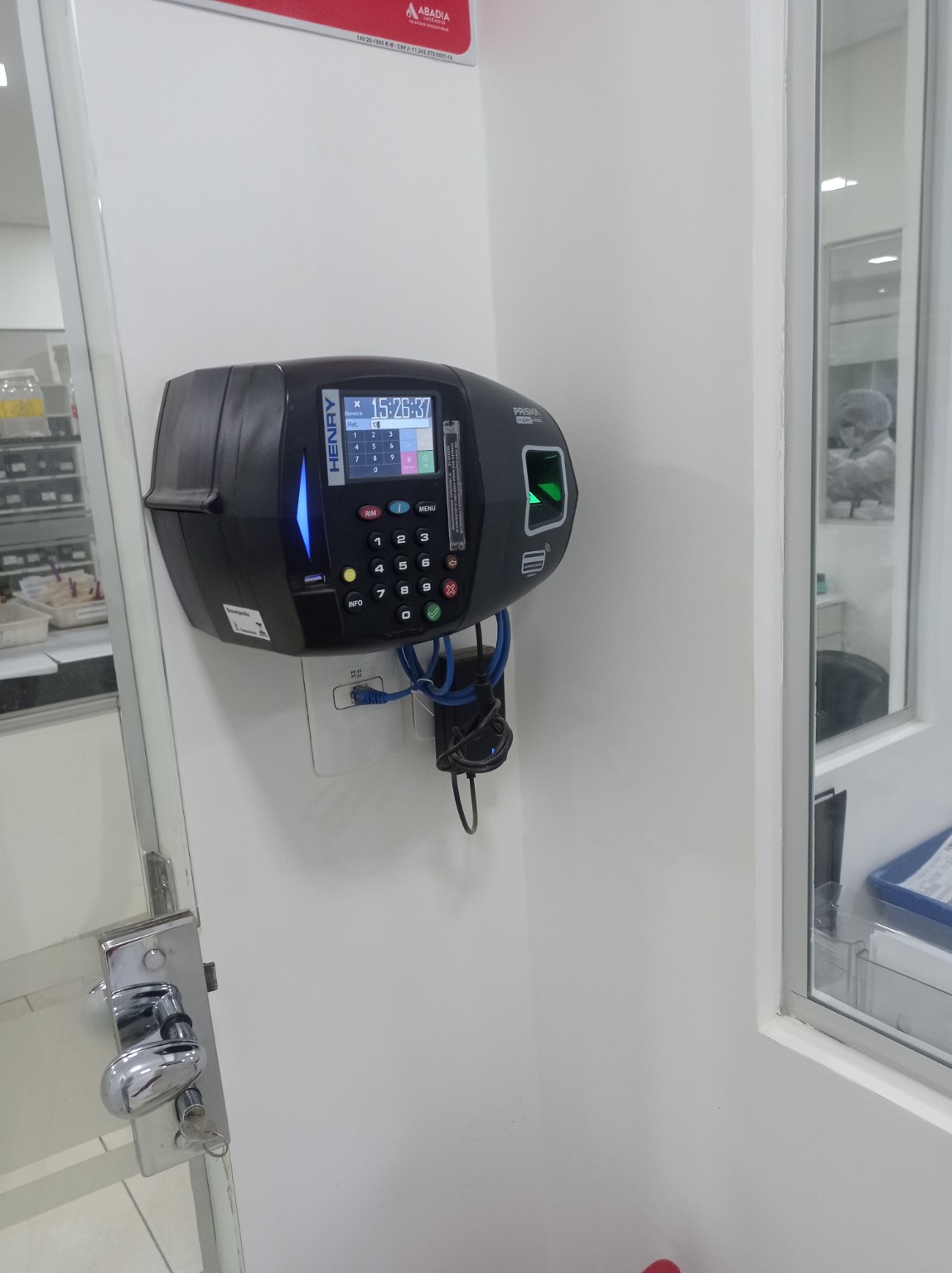 Relógio de ponto Henry instalado em parede