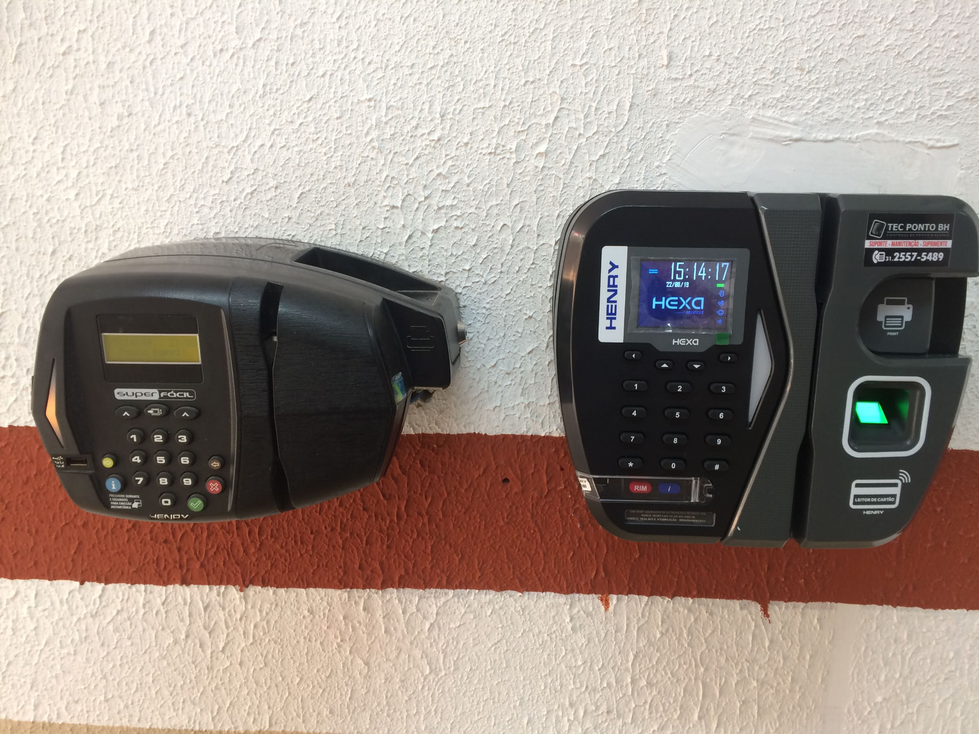 Relógios de ponto Prisma e Hexa instalados lado a lado