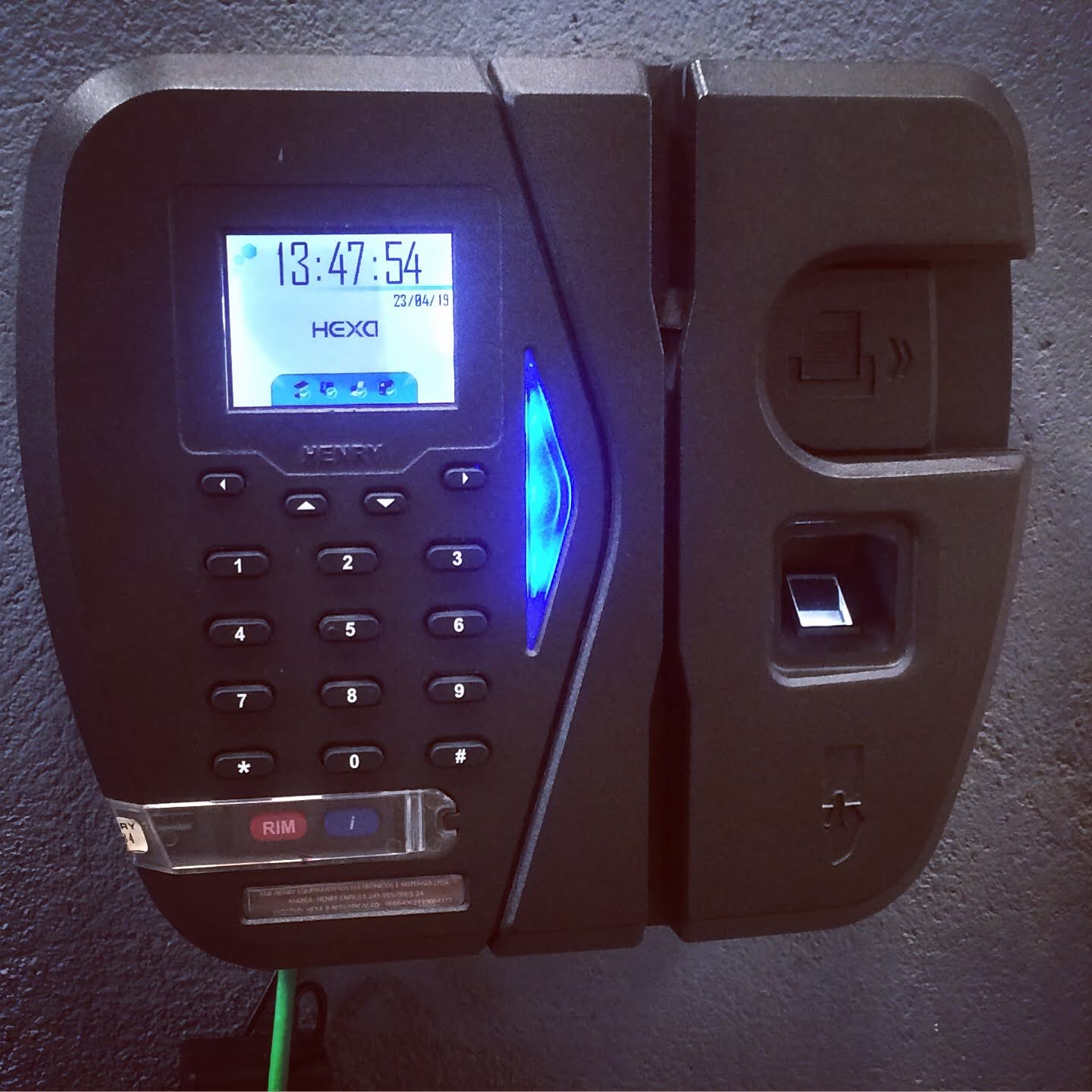 Relógio de ponto Hexa instalado em ambiente real